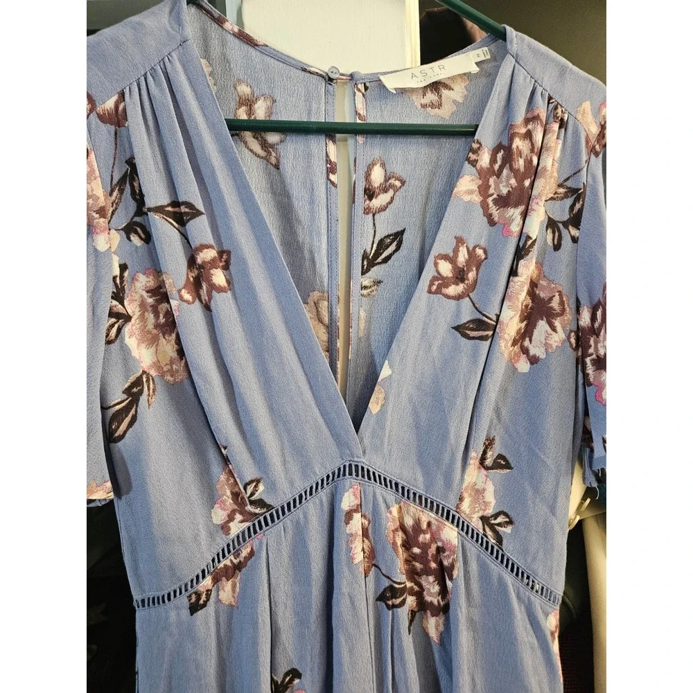 ASTR The Label Blue Floral Short Sleeve V Neck Romper Size M Ky Derby Ready! - Picture 3 of 4